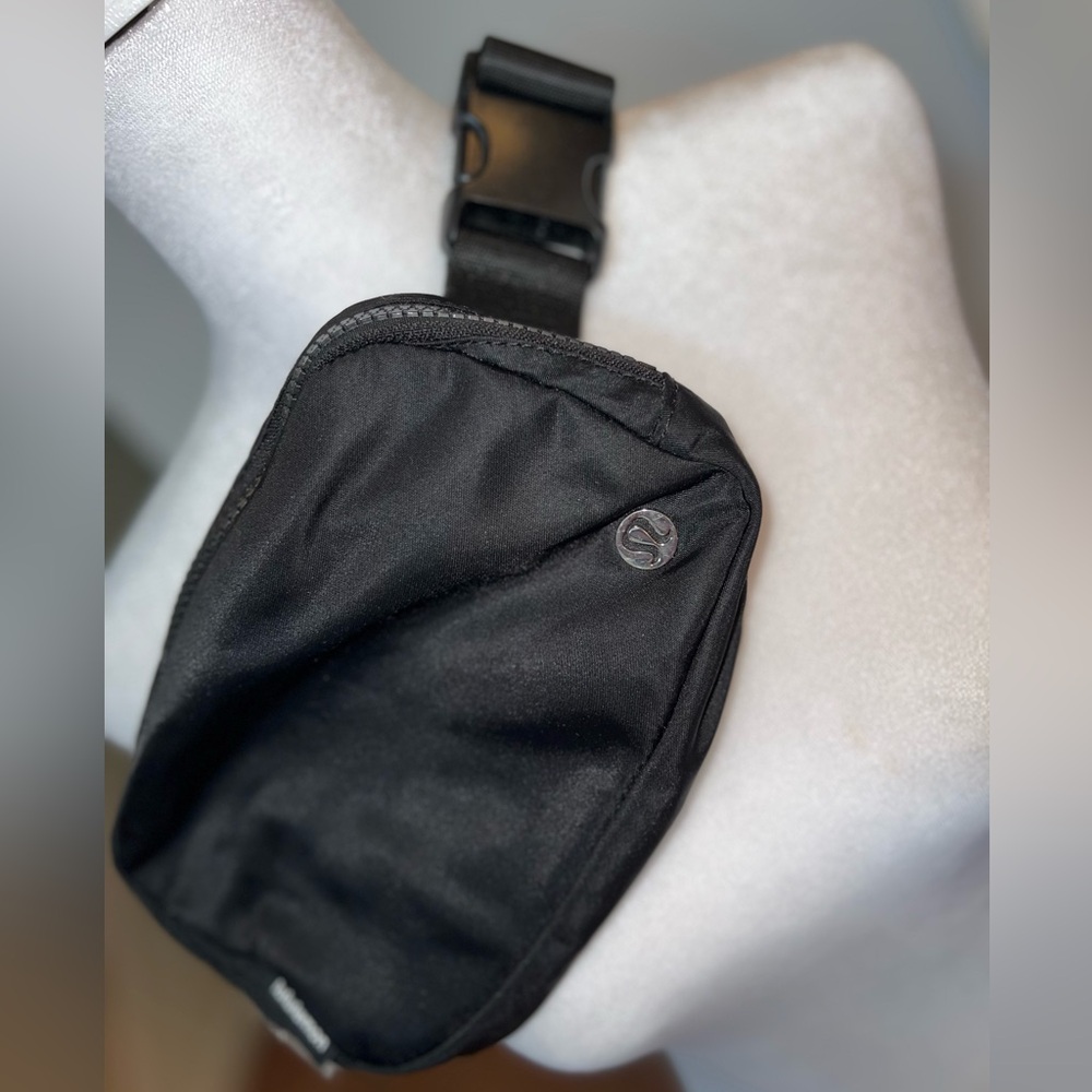 Lululemon athletica Crossbody Bag black like new UNISEX - Picture 2 of 3